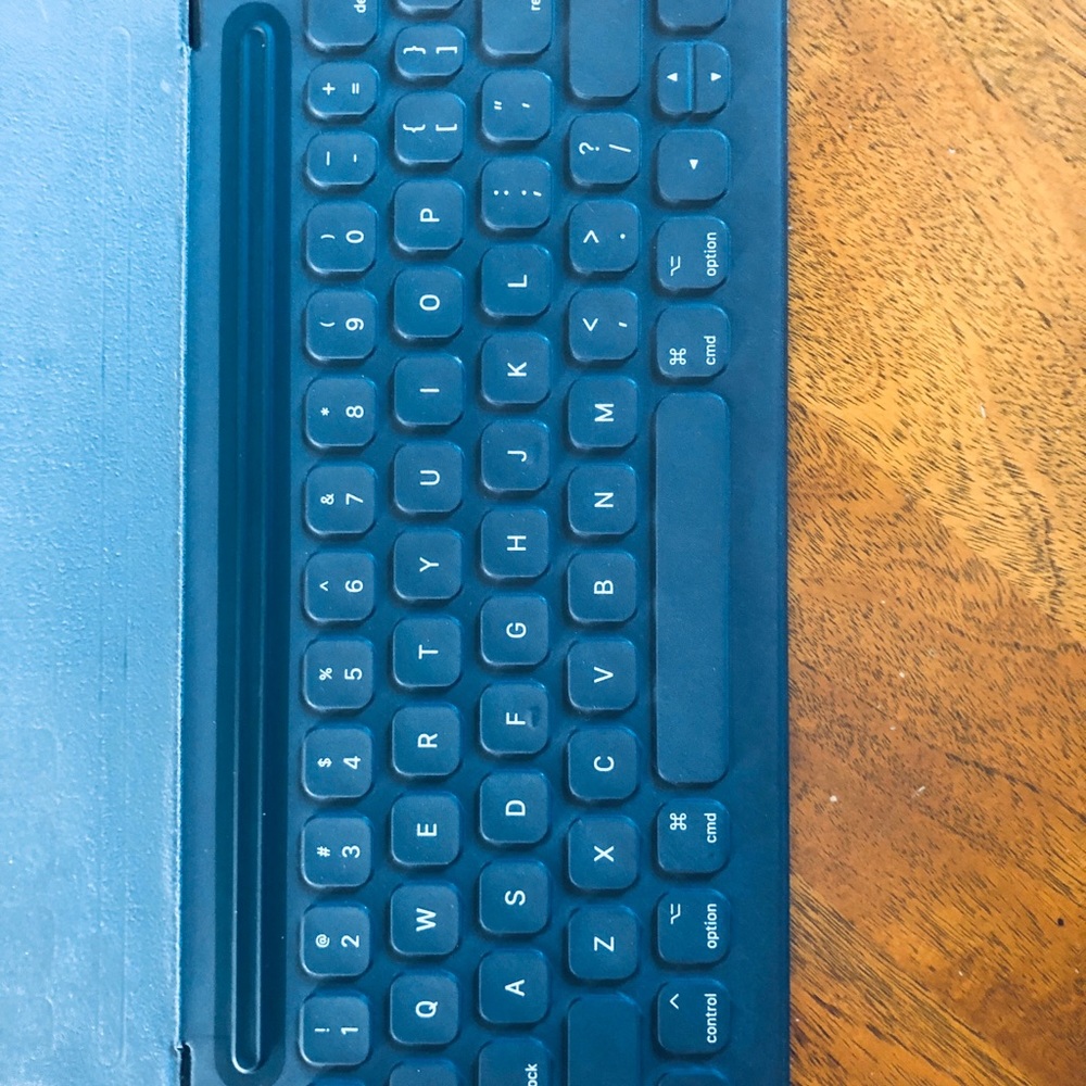 Apple iPad Smart Keyboard - Picture 2 of 6